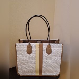 Michael kors Heidi  Signature Logo  Tote  Shoulder Bag